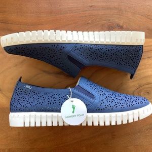 NWT JBU by Jambu laser cut vegan leather navy shoes 8.5